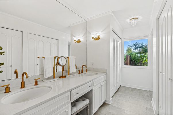 Bathroom, Dual Sink Vanities, Interior
