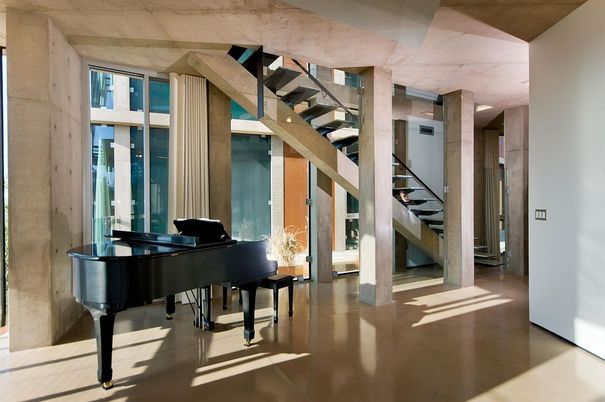Interior, Piano
