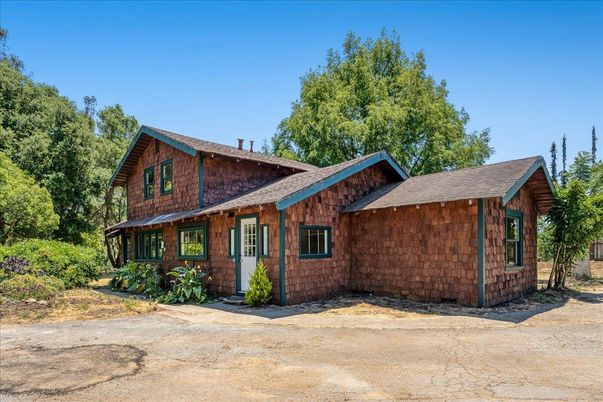 Exterior, Facade, Log Home