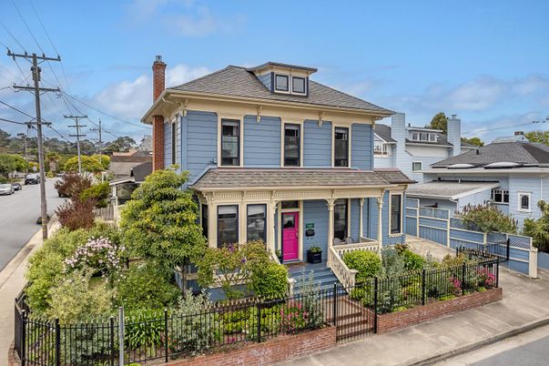 Exterior, Facade, American Foursquare