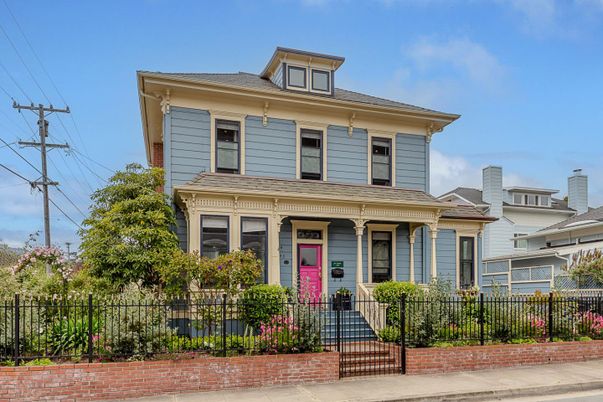 Exterior, Facade, American Foursquare