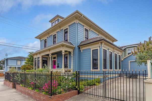 Exterior, Facade, American Foursquare
