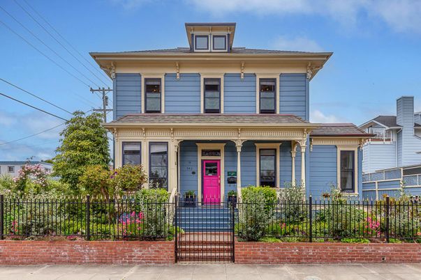 Exterior, Facade, American Foursquare