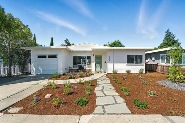 Attached, Exterior, Facade, Ranch