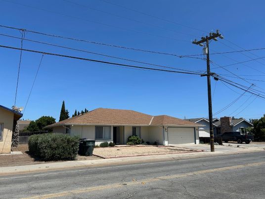 Attached, Exterior, Facade, Ranch