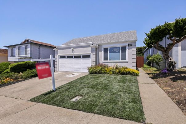 Attached, Exterior, Facade, Ranch