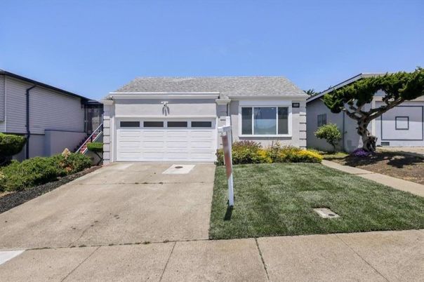 Attached, Exterior, Facade, Ranch