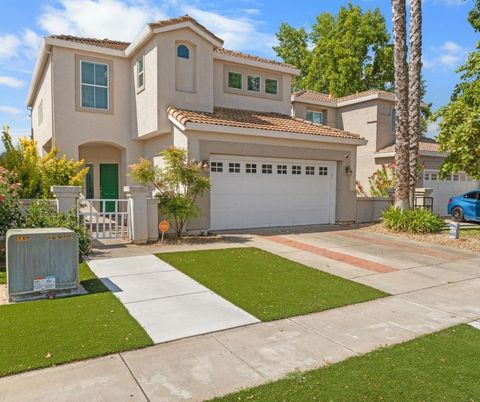 Attached, Exterior, Facade, Mediterranean