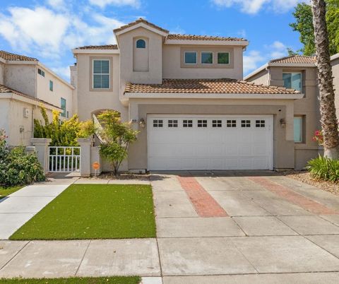 Attached, Exterior, Facade, Mediterranean