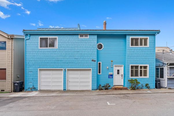 Attached, Exterior, Facade, Rowhouse
