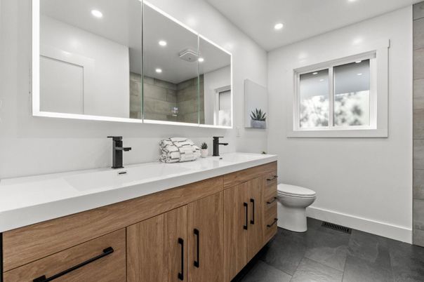 Bathroom, Dual Sink Vanities, Interior, Recessed Lighting
