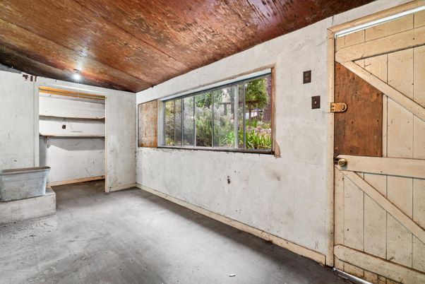 Empty room, Interior, Wooden Ceilings