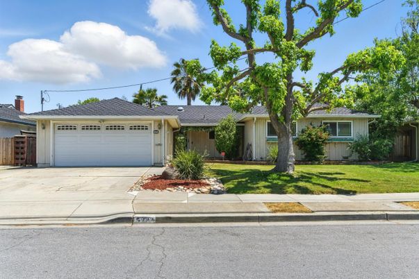 Attached, Exterior, Facade, Ranch