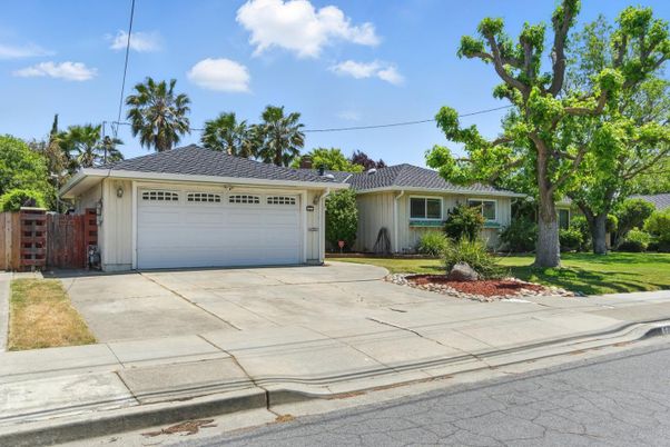 Attached, Exterior, Facade, Ranch
