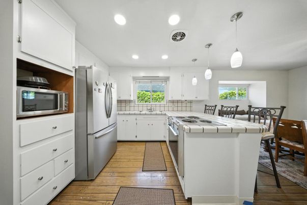 Dining room, Interior, Kitchen, Pendant Lights, Recessed Lighting, Tile Countertops, Wood Texture Flooring