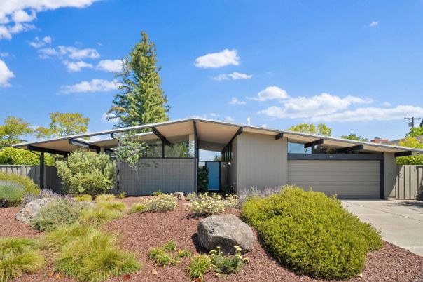 Attached, Backyard, Exterior, Facade, Modern