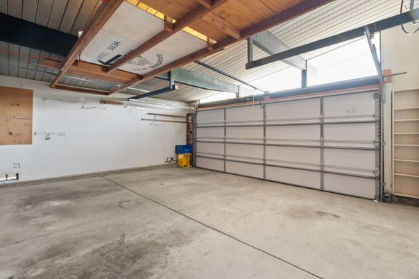Garage, Interior, Wooden Beams