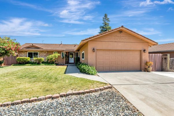 Attached, Exterior, Facade, Ranch