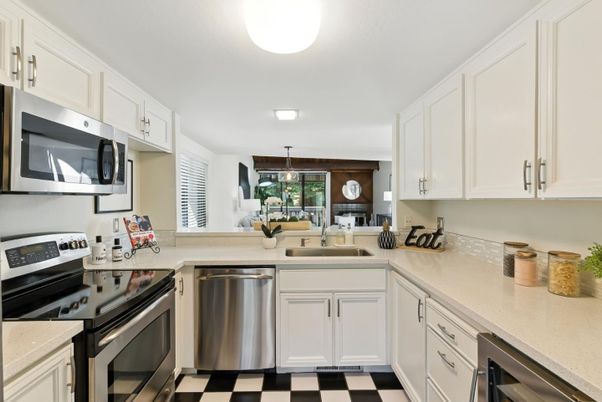Dining room, Interior, Kitchen, Pendant Lights, Stainless Steel Appliances