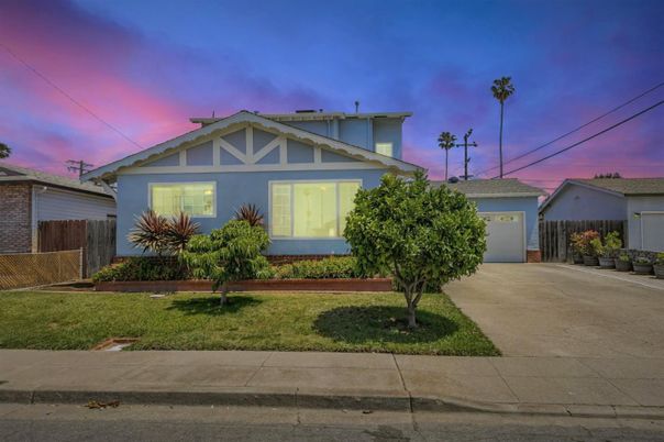 Attached, Exterior, Facade, Ranch