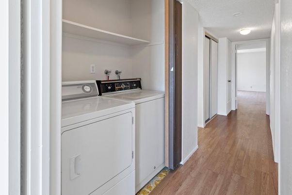 Interior, Utility Closets, Washer, Wood Texture Flooring