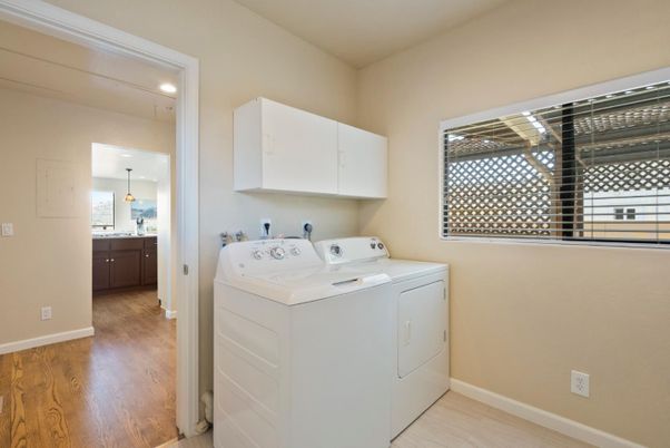 Interior, Pendant Lights, Recessed Lighting, Washer, Wood Texture Flooring