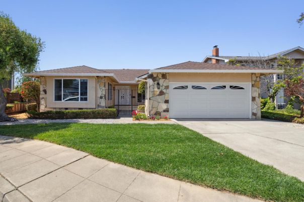 Attached, Exterior, Facade, Ranch