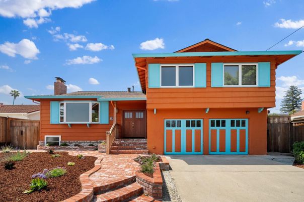 Attached, Exterior, Facade, Split Level