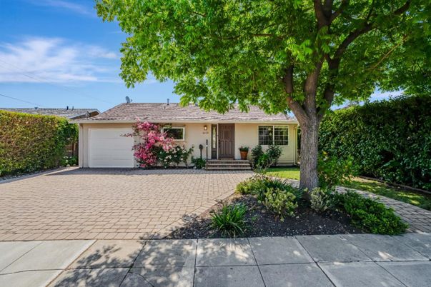 Attached, Exterior, Facade, Ranch