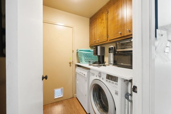 Interior, Washer, Wood Texture Flooring