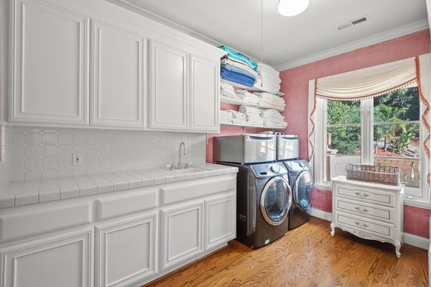 Interior, Washer, Wood Texture Flooring