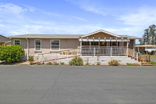 Exterior, Facade, Ranch