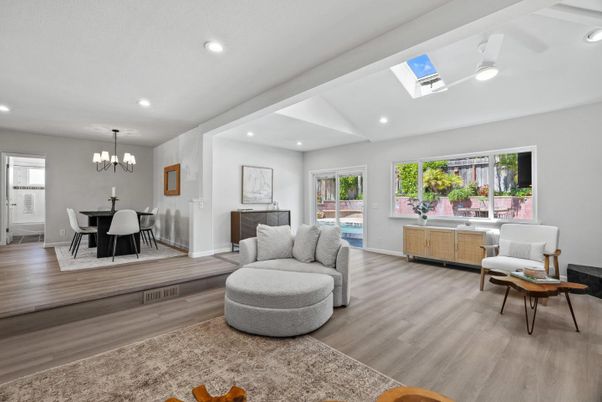 Chandelier, Dining room, Interior, Recessed Lighting, Wood Texture Flooring