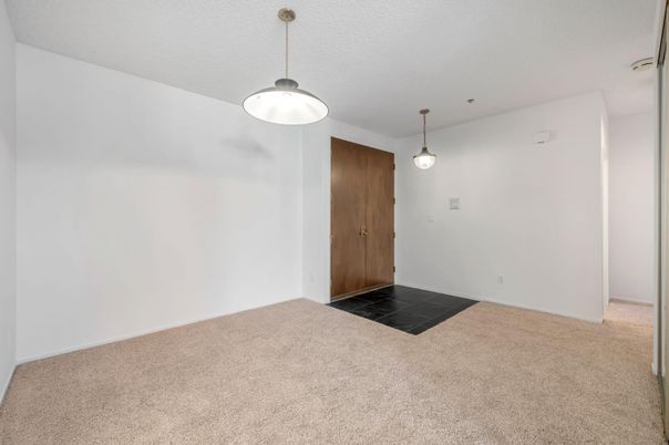 Empty room, Interior, Pendant Lights