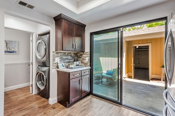 Interior, Utility Closets, Washer, Wood Texture Flooring