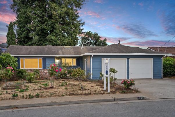 Attached, Exterior, Facade, Ranch