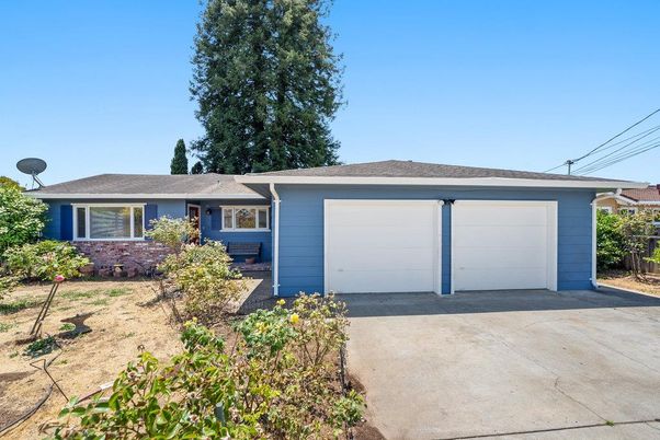 Attached, Exterior, Facade, Ranch