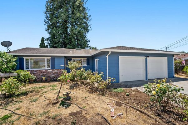 Attached, Exterior, Facade, Ranch