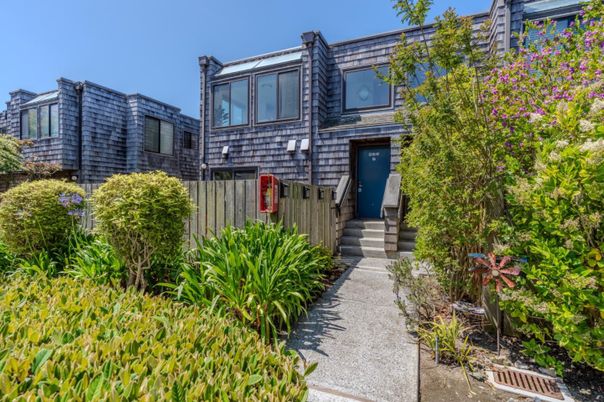 Exterior, Facade, Rowhouse