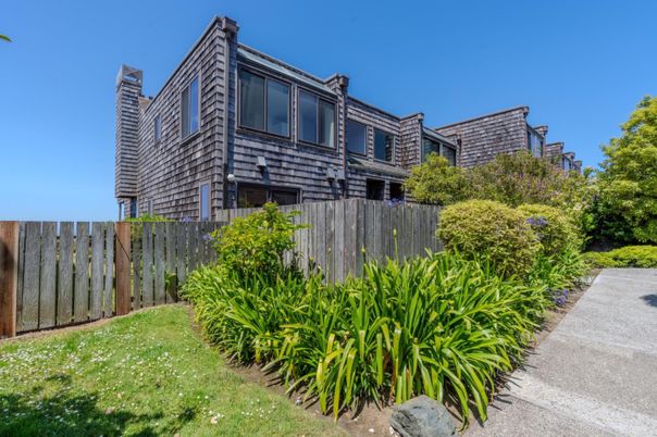 Exterior, Facade, Rowhouse