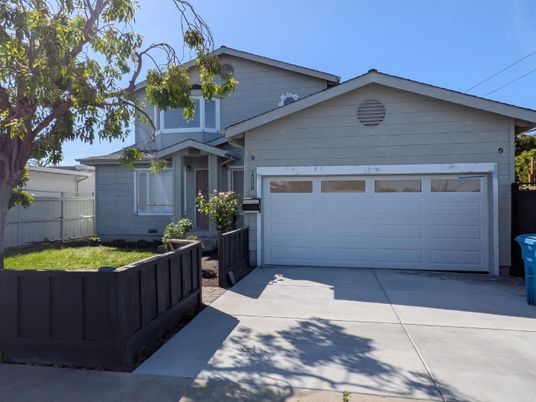 Attached, Exterior, Facade, American Craftsman