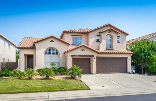 Attached, Exterior, Facade, Mediterranean