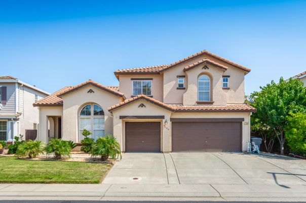 Attached, Exterior, Facade, Mediterranean