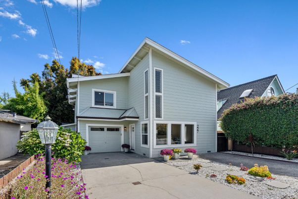 Attached, Exterior, Facade, Farmhouse