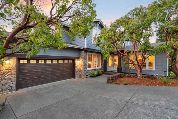 Attached, Exterior, Facade, American Craftsman