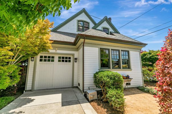 Attached, Exterior, Facade, Queen Anne Victorian