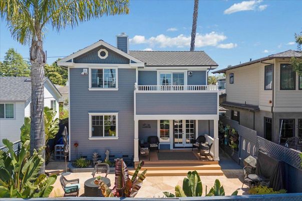 Exterior, Facade, American Foursquare