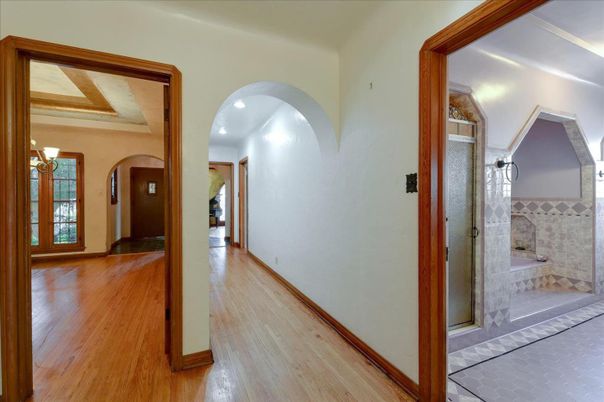Interior, Recessed Lighting, Wood Texture Flooring