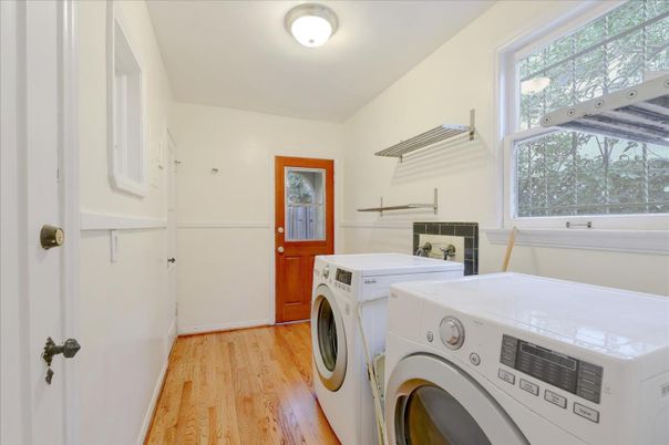 Interior, Washer, Wood Texture Flooring