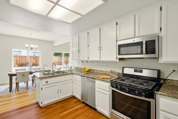 Chandelier, Dining room, Interior, Kitchen, Stainless Steel Appliances, Wood Texture Flooring